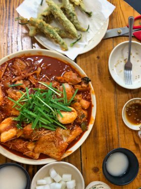 İçinde yeşil ve kırmızı biber, baharatlı sos ve pirinç makarnası var.