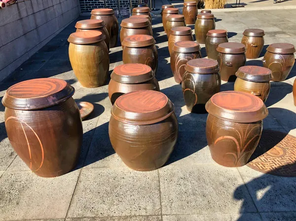 Kore sosu kavanozları ellerle ve fermantasyonla yapılır.