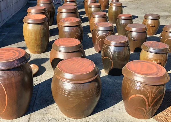 Kore sosu kavanozları ellerle ve fermantasyonla yapılır.