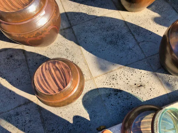 Kore sosu kavanozları ellerle ve fermantasyonla yapılır.