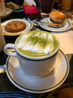 Bisküvili bir fincan matcha latte çayı.