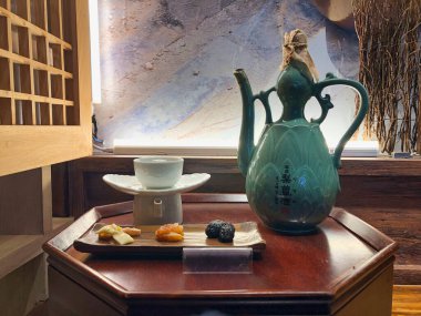 Eski geleneksel seramik bardaklar, alkol ve Güney Kore şişeleri