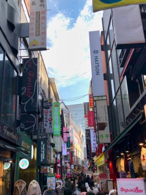 Güney Kore 'de reklam ve ışık panelleri ile dolu ticari alan Hangul Kore alfabesindeki mağazalar ve restoranlar