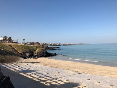 Güzel güneşli ve beyaz kumlu güzel bir kumsal.