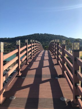 Sonbaharda Güney Kore adasından tahta köprü.