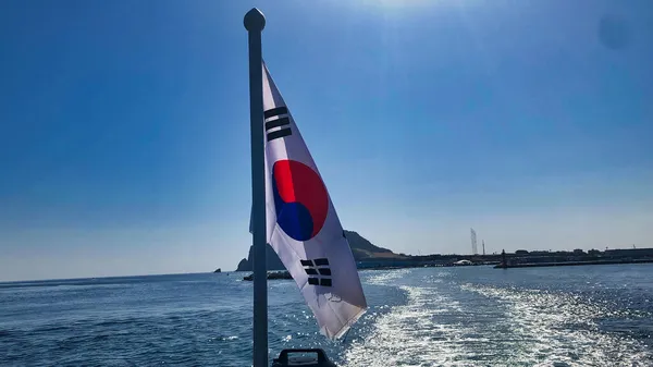 Güney Kore bayrağı gökyüzünde hareket ediyor. Arkası da temiz.