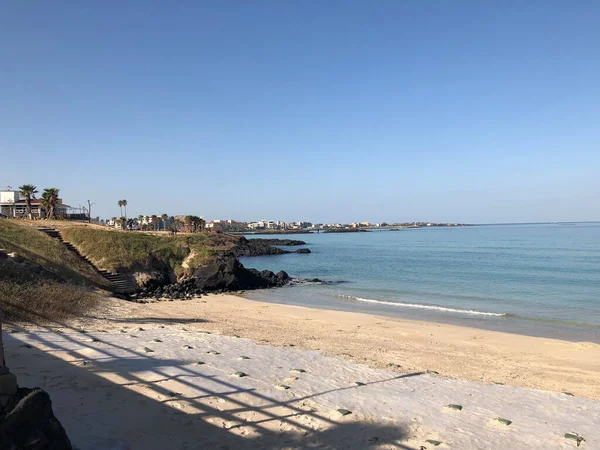 Güzel güneşli ve beyaz kumlu güzel bir kumsal.