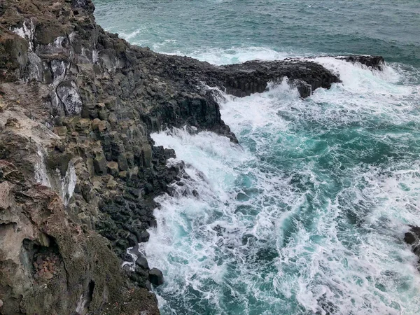 Vistas Mar Áspero Com Rochas Vulcânicas Pretas Ondas Batendo Vistas — Fotografia de Stock