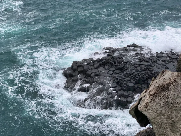 Vista Sul Mare Mosso Con Rocce Vulcaniche Nere Onde Che — Foto Stock