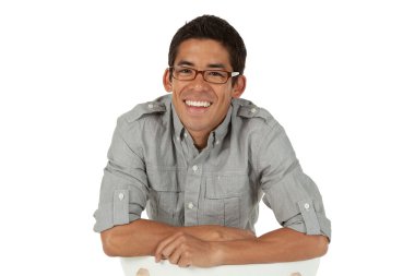 bir sandalye sırtına yaslanan adam