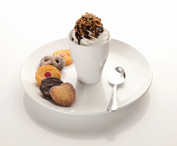 Zmrzlinový pohár na talíř s cookies — Stock fotografie