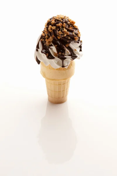 Cone de sorvete com molho de chocolate e nozes Imagens De Bancos De Imagens Sem Royalties