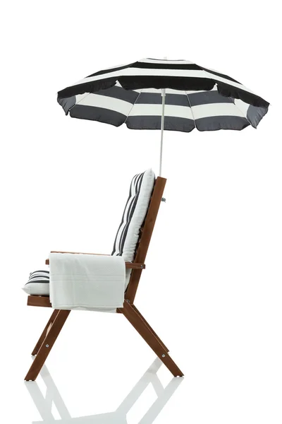 Liegestuhl mit Sonnenschirm und Handtuch Seitenblick — Stockfoto