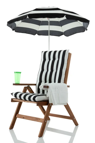 Chaise de plage avec parasol, serviette et boisson — Photo