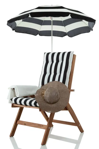 Liegestuhl mit Sonnenschirm, Handtuch und Sonnenhut — Stockfoto
