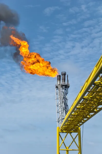 Inflamação queimada, queima de petróleo e gás na estação de sinalização na indústria de petróleo e gás — Fotografia de Stock