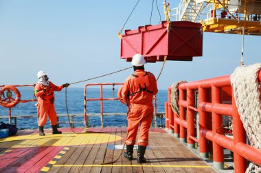 Mürettebat botu, petrol ve gaz endüstrisindeki tekneyi tedarik etmek için yolcu ve kargoyu platformdan taşıyor. Tekne ve servis ekibiyle kıyı dışı petrol ve doğalgaz sektörüne destek.