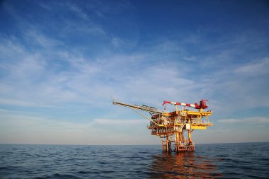 Üretim için açık deniz inşaat platformu. Petrol ve gaz endüstrisi ve sıkı çalışma. Üretim platformu ve işletim süreci kontrol odasından elle ve otomatikman çalışıyor.