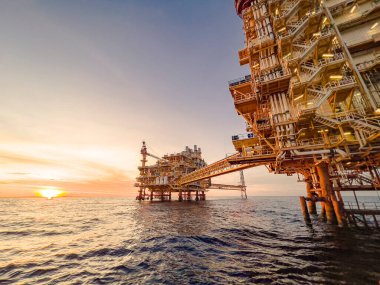 Üretim için açık deniz inşaat platformu. Petrol ve gaz endüstrisi ve sıkı çalışma. Üretim platformu ve işletim süreci kontrol odasından elle ve otomatikman çalışıyor.