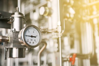 Basınç ölçü aygıtı kullanarak üretim süreci basıncı ölçmek. İşçi veya operatör tarafından ölçer rutin kayıt ve analiz petrol ve gaz üretim süreci için petrol ve doğal gaz işlem izleme.