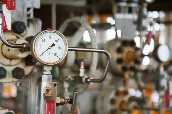 压力表使用测量在生产过程中的压力 工作人员或运算符由仪表的日常记录和分析石油和天然气的生产过程监测石油和天然气的过程 — 图库照片