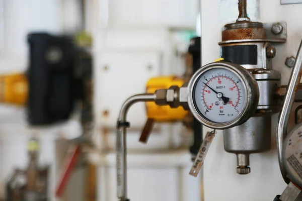 Pressure Gauge Using Measure Pressure Production Process Worker Operator Monitoring — Stock Photo, Image