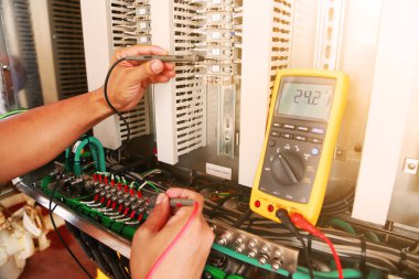Bağlantı kutusunda elektrik terminali ve teknisyen servisi. PLC tarafından destek programı ve kontrol fonksiyonu için kontrol paneline elektrikli cihaz yükleyin. teknisyen tarafından rutin ziyaret kontrol ekipmanı.