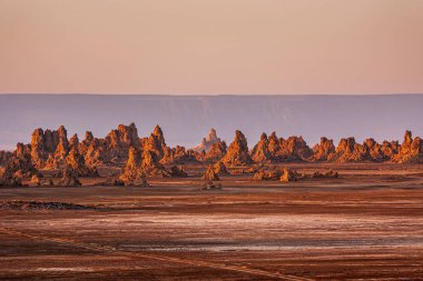 Cibuti 'deki Abhe Gölü' nde kireçtaşı bacalar yanıyor.