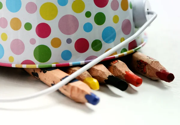 Lápices de colores en un cubo — Foto de Stock