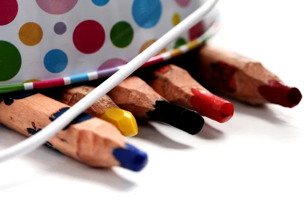 Цветные карандаши в ведре — стоковое фото
