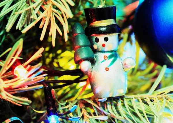 Boneco de neve na árvore de Natal — Fotografia de Stock