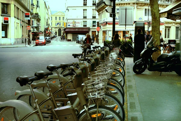 Kerékpár parkoló, egy párizsi utcában — Stock Fotó
