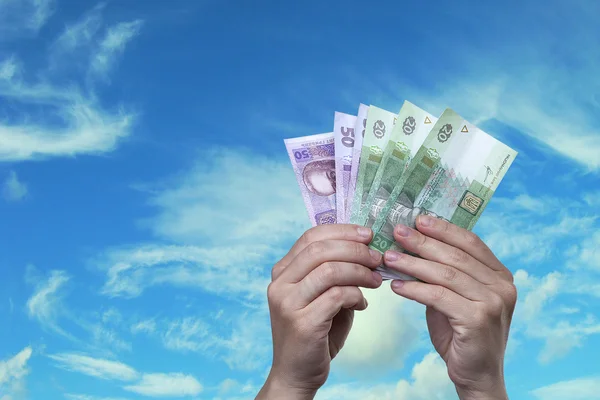 Weibliche Hand hält 50 Griwna auf der Straße. Die Hrywnja-Banknoten sind die offizielle nationale Währung der Ukraine. Ukrainische Nationalbank — Stockfoto
