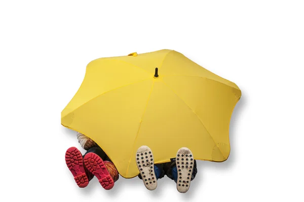 Brat i siostra siedzą pod żółtym parasolem — Zdjęcie stockowe