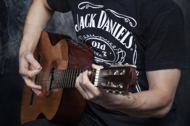 bir gitar üzerinde insan eli