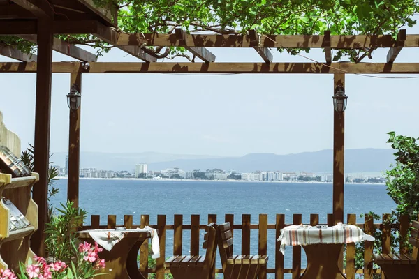 Пляжный ресторан с видом на море — стоковое фото