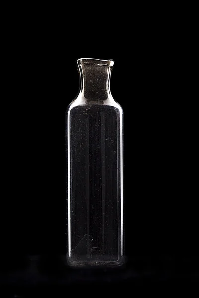 Старая стеклянная бутылка — стоковое фото