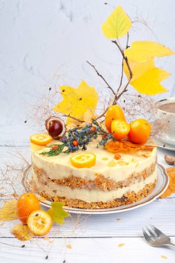 Cevizli havuçlu kek. Sebze, çiğ havuçlu kek. Sağlıklı beslenme.