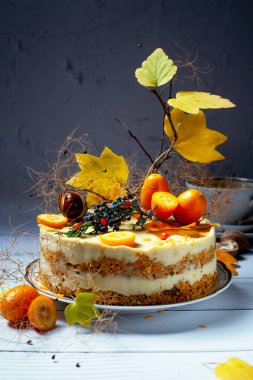 Cevizli havuçlu kek. Sebze, çiğ havuçlu kek. Sağlıklı beslenme.