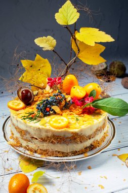 Sebze, çiğ havuçlu kek. Sağlıklı beslenme. Sonbahar tarzında dekore edilmiş. Uzayı kopyala Seçici odak