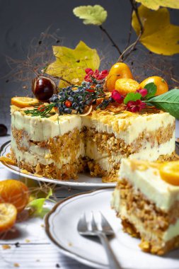 Havuçlu kek, akçaağaç yaprağı, böğürtlen ve meşe palamudu ile sonbahar arkaplanı.