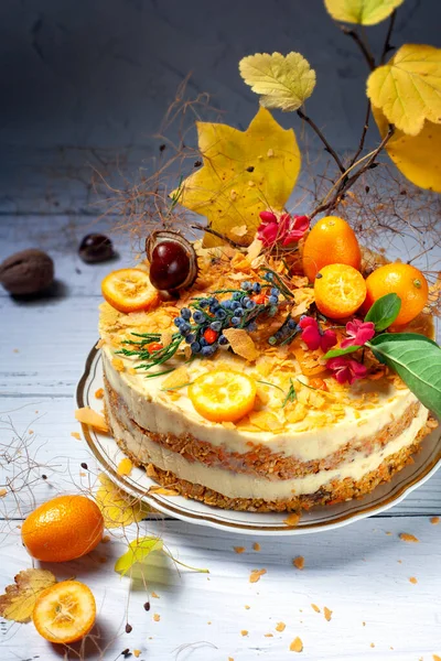 Sebze, çiğ havuçlu kek. Sağlıklı beslenme. Sonbahar tarzında dekore edilmiş. Uzayı kopyala Seçici odak