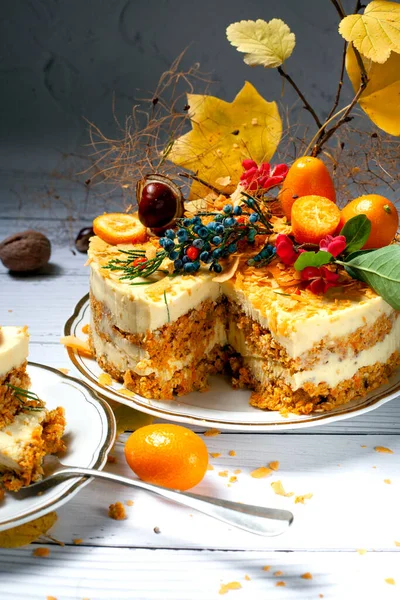 Havuçlu kek, akçaağaç yaprağı, böğürtlen ve meşe palamudu ile sonbahar arkaplanı.