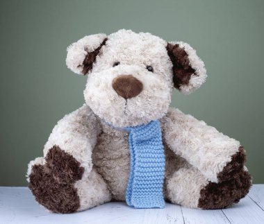 Yeşil arka planda yumuşak peluş oyuncak köpek