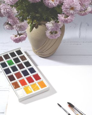 KIEV, UKRAINE - 19 Ekim 2021: SONET suluboya Nevskaya palet ve fırçalar, üst görünüm. Kopyalama alanı ile yaratıcı sanat düzeni.