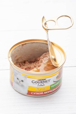 KIEV, UKRAINE - 17 Kasım 2021: Kediler için ıslak yemek Gurme Altın yumuşak köfteler hindi ve ıspanaklı.