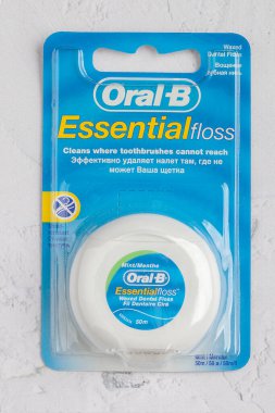 KIEV, UKRAINE - 19 Kasım 2021: ORAL B diş ipi Bu dişler arasındaki yiyecek ve plaketi çıkarmak için kullanılan ince bir ipliktir.