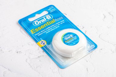 KIEV, UKRAINE - 19 Kasım 2021: ORAL B diş ipi Bu dişler arasındaki yiyecek ve plaketi çıkarmak için kullanılan ince bir ipliktir.