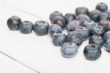 Hafif bir arka planda taze yaban mersini..