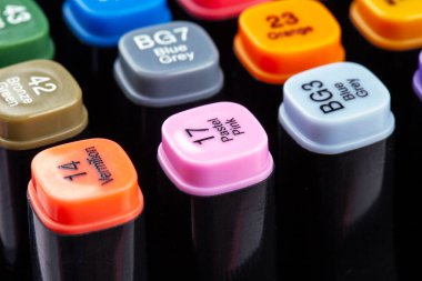 Alkol bazlı eskiz, kopik şekilli çizimler. Ressamlar ve grafik tasarımcıları için geri dönüşümlü fırça ve keski. Seçici odak